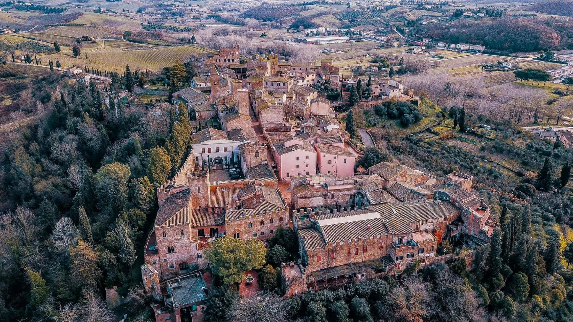 Casa Giulia, Il Gioiello Del Borgo Apartment Черталдо Екстериор снимка