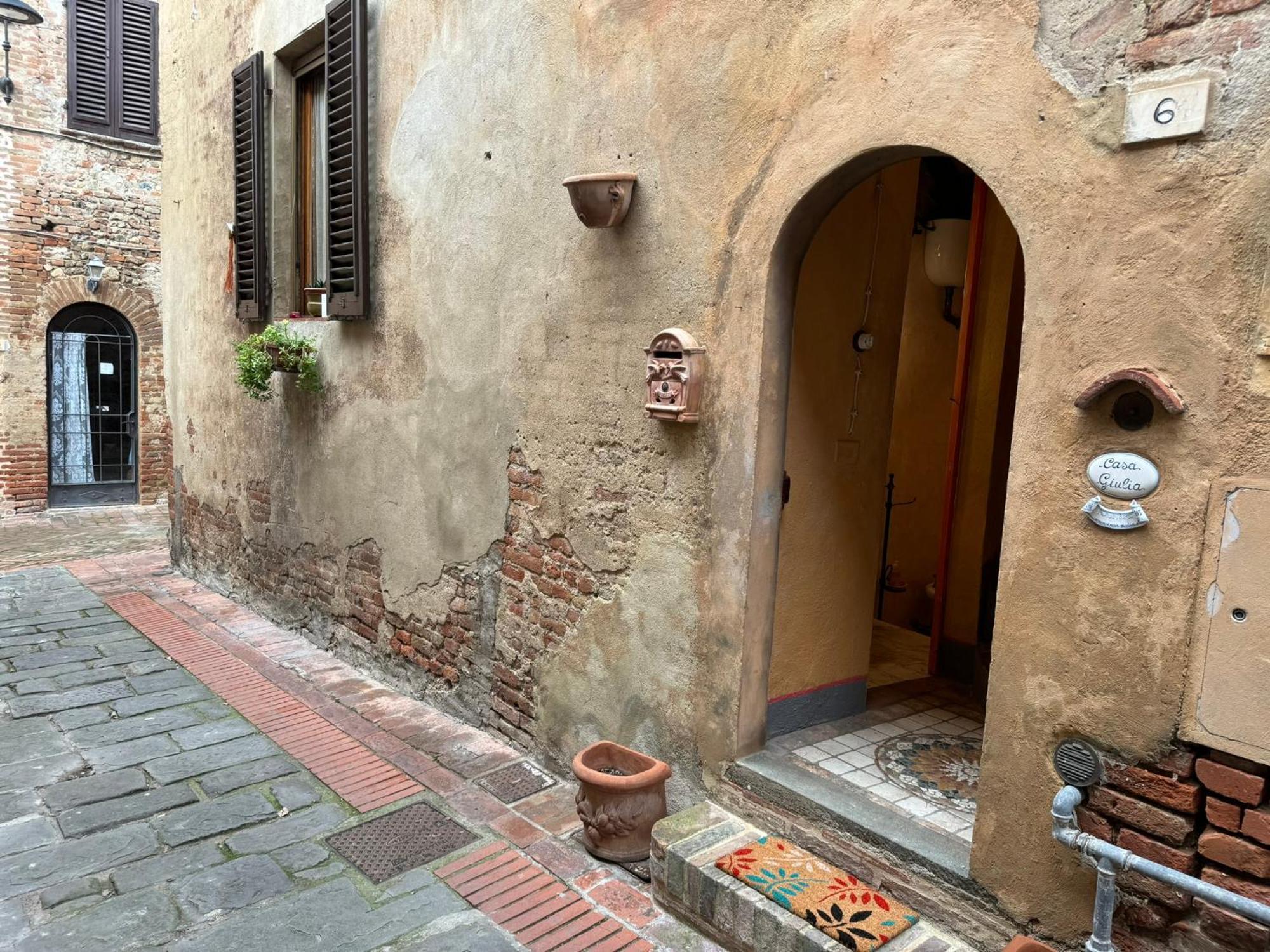Casa Giulia, Il Gioiello Del Borgo Apartment Черталдо Екстериор снимка