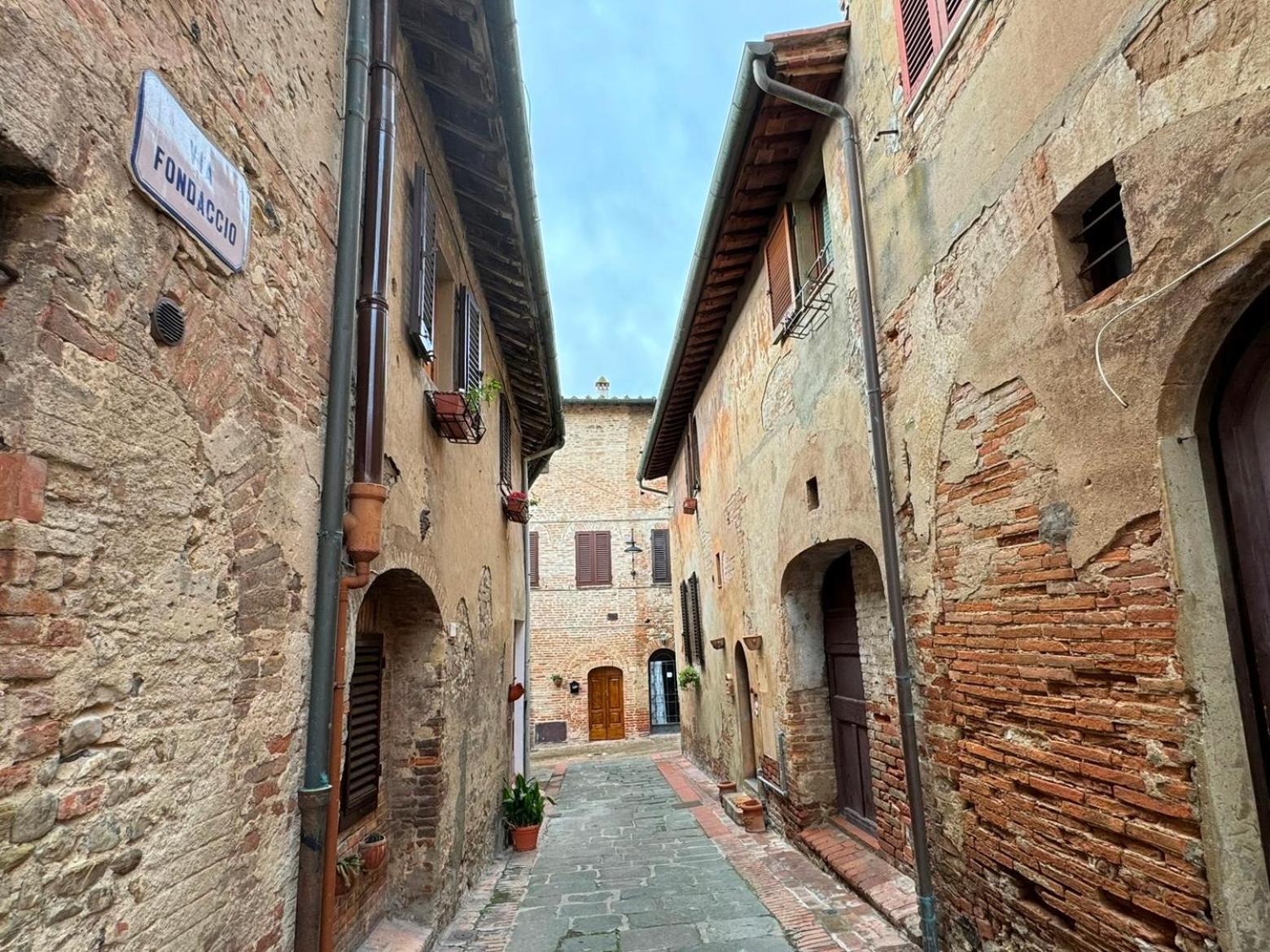 Casa Giulia, Il Gioiello Del Borgo Apartment Черталдо Екстериор снимка