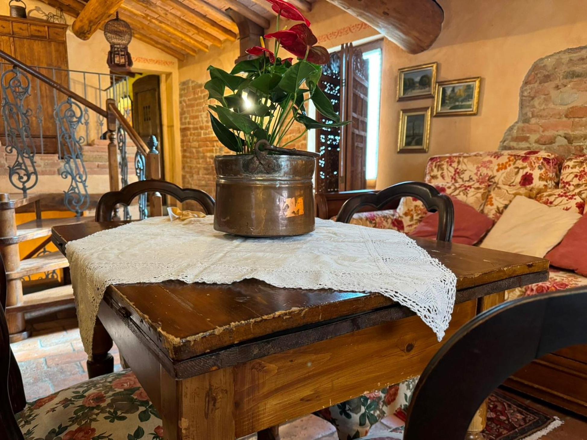 Casa Giulia, Il Gioiello Del Borgo Apartment Черталдо Екстериор снимка