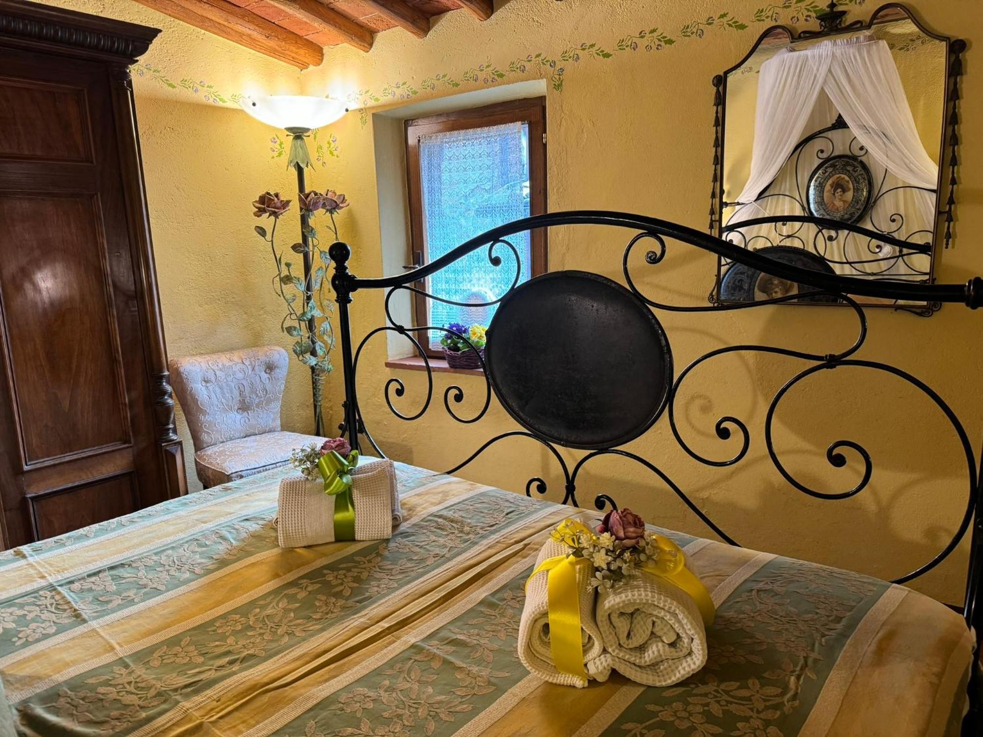 Casa Giulia, Il Gioiello Del Borgo Apartment Черталдо Екстериор снимка